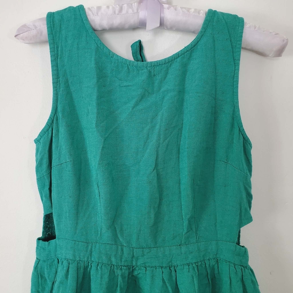 Japra Sleeveless Green midi Dress with Side Cutouts and an Open Back. - Picture 4 of 10